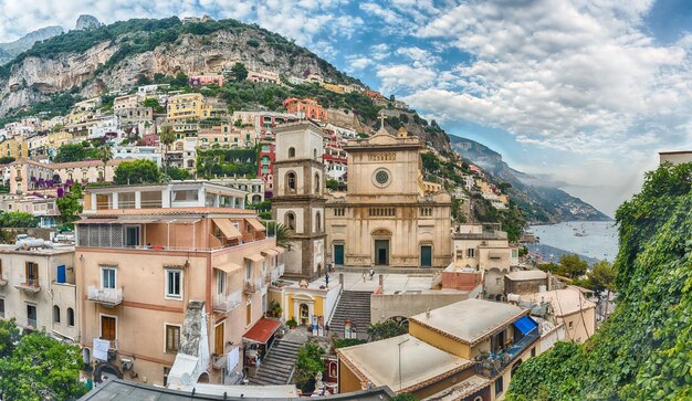 Photo panoramic view with the facade of the church of santa maria assunta iconic landmark in positano on the amalfi coast of southern italy