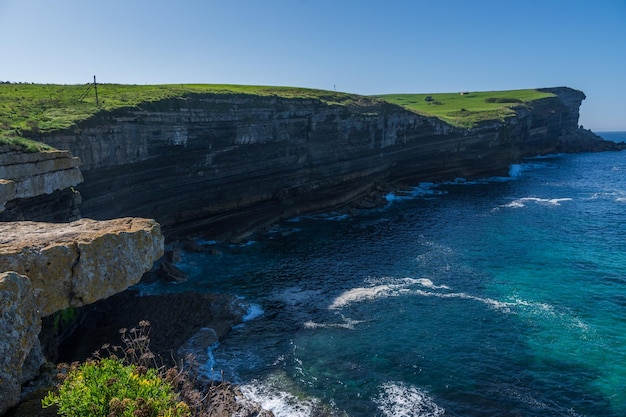 Панорамный вид на Кантабрийское море с скал Bolao Cantabria Испания