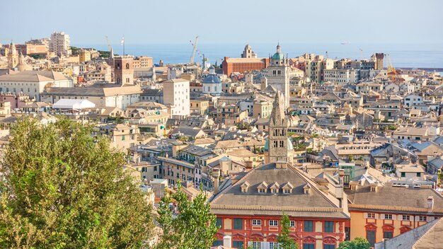 Панорамный вид на старый город Генуя (Генуя), Лигурия, Италия. Итальянский городской пейзаж, горизонт Убана