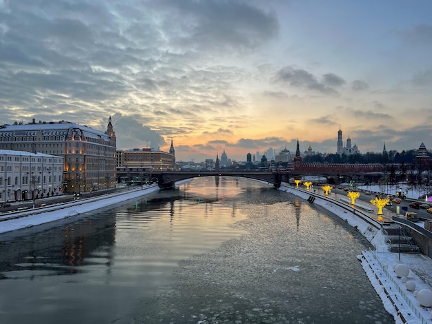 Foto vista panoramica invernale del fiume moskva a mosca, russia