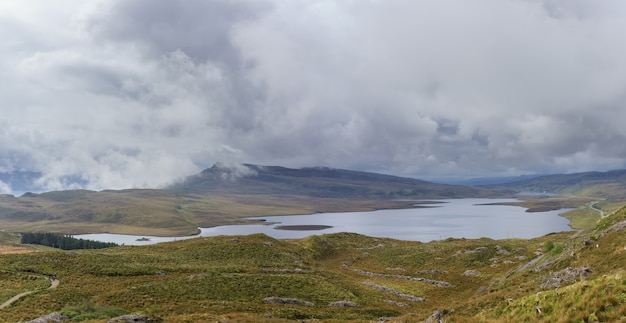 Foto panoramisch beeld van een prachtig landschap vanaf het storr-pad, isle of skye, schotland