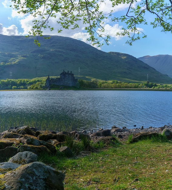 Panoramisch beeld van Kilchurn Castle, onder de hoede van de historische omgeving van Schotland, is een verwoeste structuur op een rotsachtig schiereiland bij Loch Awe in de schemering, Argyll en Bute, Schotland