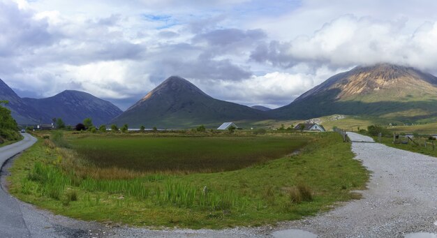 Panoramisch beeld van prachtige schilderachtige route naar het dorp Elgol in de zomer, Schotland