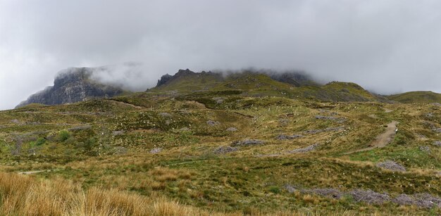 Panoramisch beeld van The Old Man of Storr Trail in de ochtend, Isle of Skye, Schotland