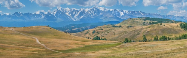 Panoramisch berglandschap besneeuwde bergtoppen