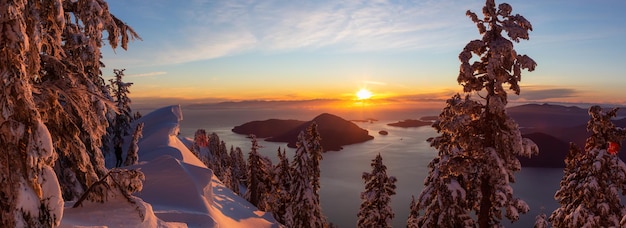 Panoramisch Canadees landschapsbeeld tijdens een kleurrijke winterzonsondergang