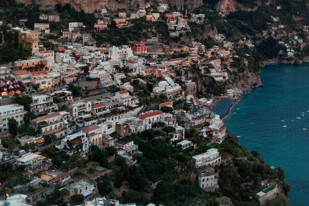 Panoramisch drone-uitzicht op de kust van Amalfi en de stad Positano