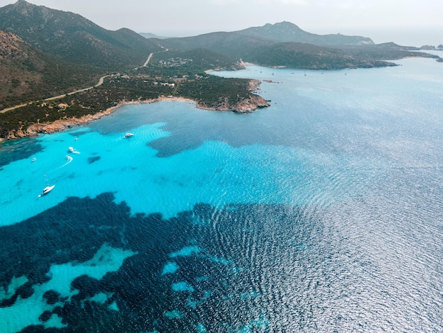 Foto panoramisch drone-zicht op de kustlijn van een perfect heldere zee op het italiaanse eiland sardinië tu