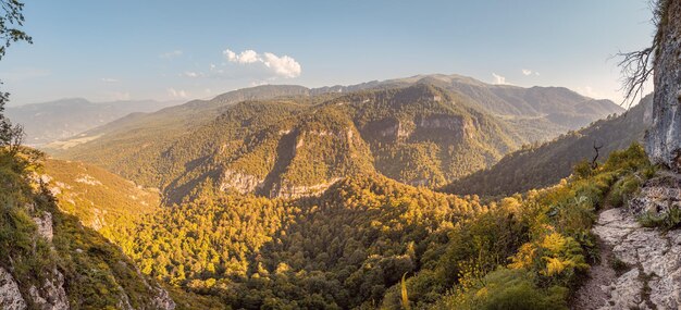 Foto panoramisch kaukasisch landschap met uitzicht op een bergketen bedekt met een dicht bos ijevan staatsheiligdom in armenië