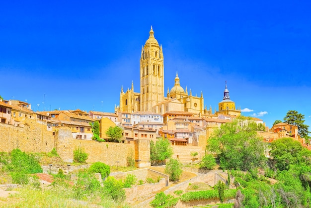 Panoramisch landschap bij de oude stad en de kathedraal van Segovia, in de buurt van Madrid.