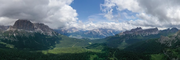 Panoramisch landschap van de Cinque Torri in de Dolomieten van Italië