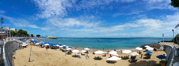 Panoramisch landschap van het stedelijke strand van Porto da Barra in Salvador Bahia, Brazilië.