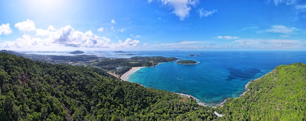 Panoramisch landschapsbeeld van natuurlandschap, berg en zee tijdens reisreis Phuket Thailand 2021