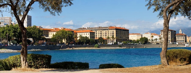 Panoramisch lente stadsgezicht van de stad Ajaccio Prachtige ochtendscène van het eiland Corsica Frankrijk Europa Prachtig mediterraan zeegezicht Reizende concept achtergrond