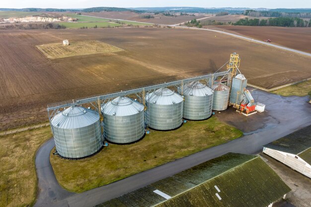 Panoramisch luchtfoto op agro-industrieel complex met silo's en graandrooglijn