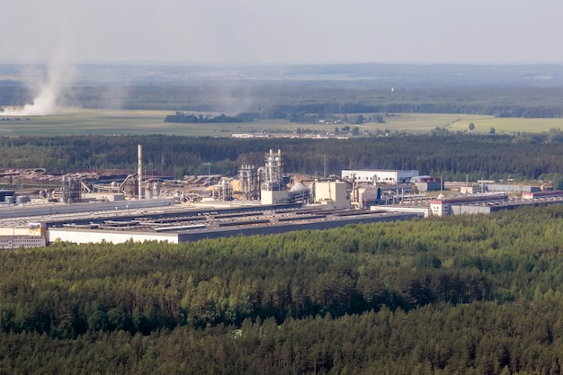 Foto panoramisch luchtfoto op pijpenfabriek midden in het bos