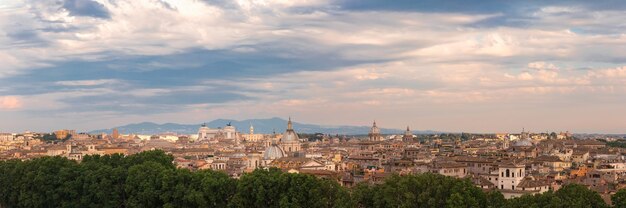 Panoramisch luchtfoto prachtig uitzicht op rome met altaar van het vaderland en kerken bij zonsondergang in rome, italië