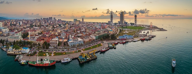 Panoramisch luchtfoto van Batumi, Georgië. Centrum en haven in de schemering