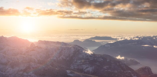 Panoramisch luchtfoto van Canadese berg bedekt met sneeuw