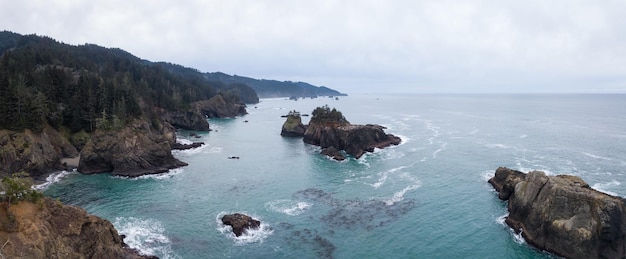 Panoramisch luchtfoto van de kust van de Stille Oceaan