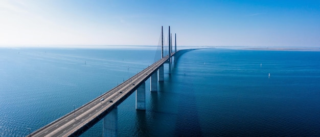 Panoramisch luchtfoto van de Oresundsbron-brug tussen Denemarken en Zweden. Oresund Bridge uitzicht bij zonsondergang.