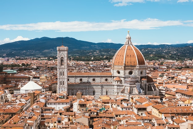 Panoramisch luchtfoto van de oude stad Florence en de Cattedrale di Santa Maria del Fiore (kathedraal van de Heilige Maria van de bloem) van Palazzo Vecchio