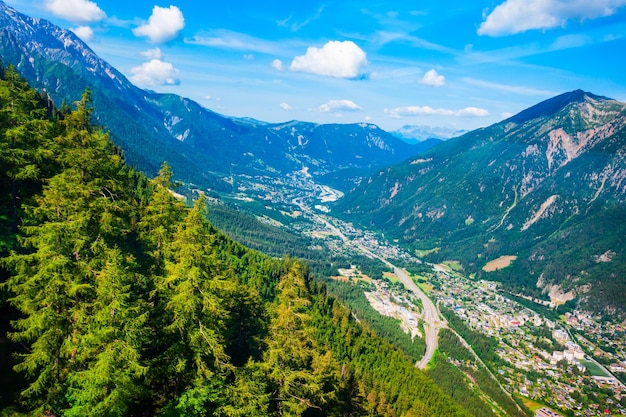 Panoramisch luchtfoto van de stad Chamonix