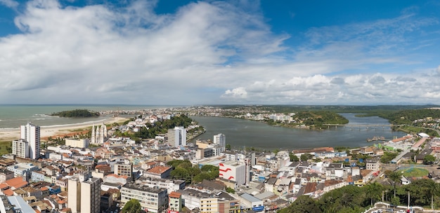 Panoramisch luchtfoto van de stad ilheus bahia brazilië.