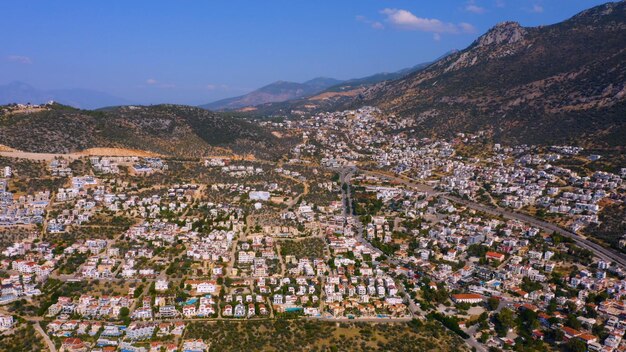 Panoramisch luchtfoto van een prachtig stadsbeeld langs bergen en een toeristische stad in de lucht in Europa