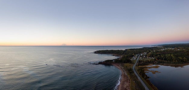 Panoramisch luchtfoto van een zandstrand aan de kust van de Atlantische Oceaan