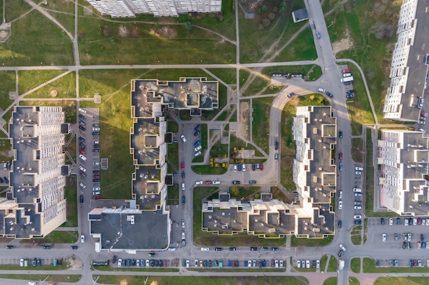 Panoramisch luchtfoto van grote hoogte op rode daken van de oude grote stad