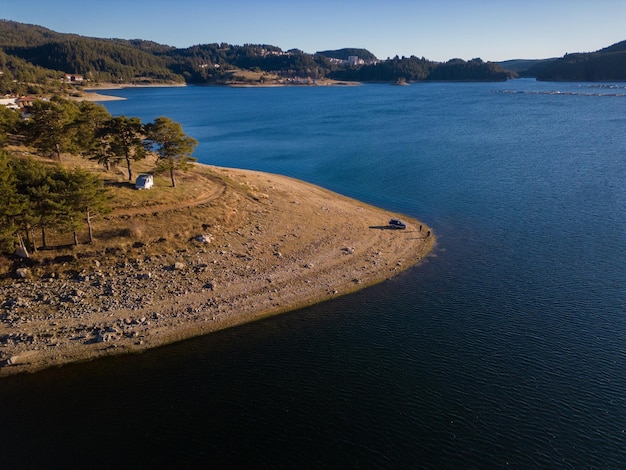 Panoramisch luchtfoto van het Dospat-reservoir in het Rhodopa-gebergte in Bulgarije