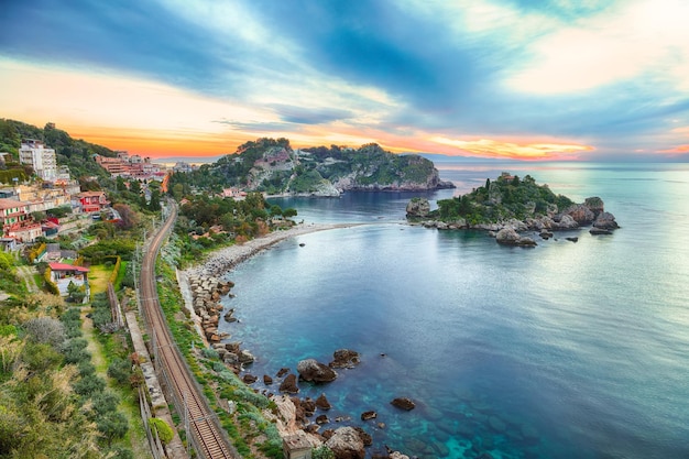 Panoramisch luchtfoto van het eiland isola bella en het strand in taormina