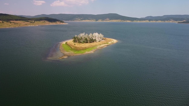 Panoramisch luchtfoto van het eiland op een Batak-reservoir in het Rhodopa-gebergte in Bulgarije