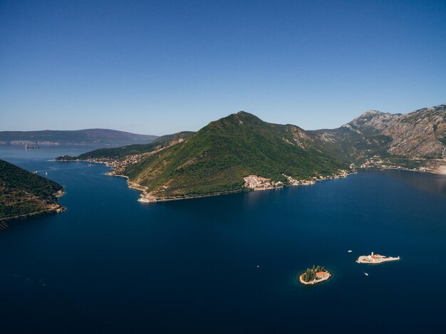 Panoramisch luchtfoto van het eiland st george en gospa od skrpjela in de baai van kotor