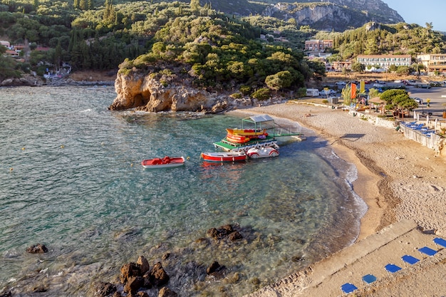 Panoramisch luchtfoto van het strand in de baai van Paleokastritsa Corfu Kerkyra Griekenland