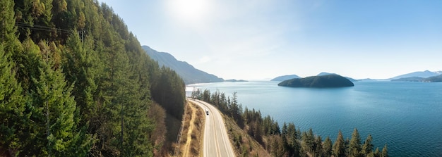 Panoramisch luchtfoto van Sea to Sky Highway aan de westkust van de Stille Oceaan