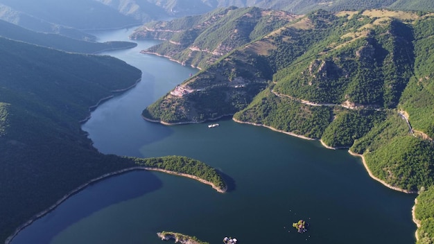 Panoramisch luchtfoto van Vacha Reservoir gelegen in Bulgarije in de buurt van de Devin stad Rhodopa Mountains