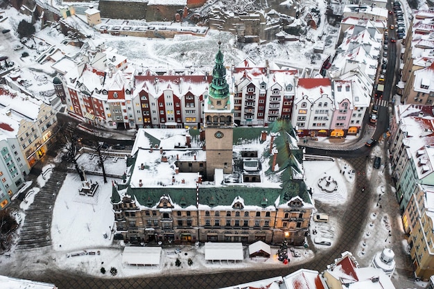 Panoramisch luchtfoto van winter stad bedekt met sneeuw Klodzko Polen