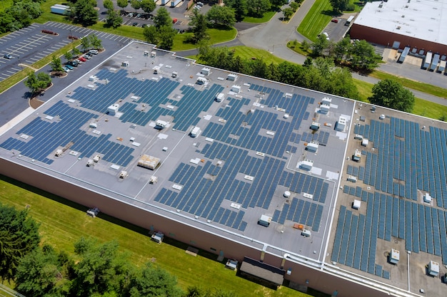 Panoramisch luchtfoto zonnepaneel energie op het dak van een industrieel magazijn