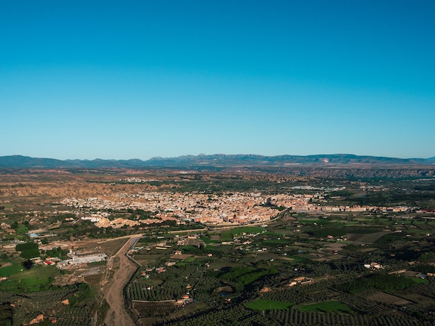 Panoramisch luchtlandschapsbeeld in luchtballon op de Guadix-velden