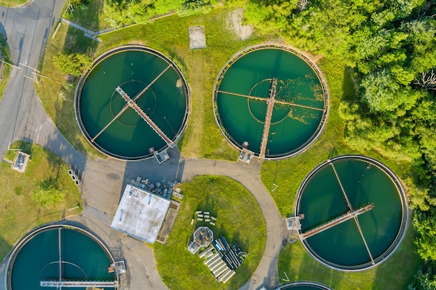 panoramisch luchtzicht op rioolwaterzuiveringsinstallaties beluchting waterzuiveringstanks