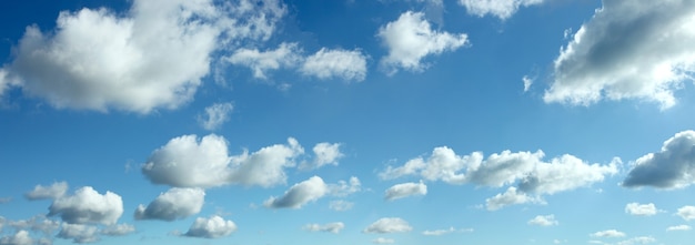 Panoramisch mooi landschap op een zonnige dag.