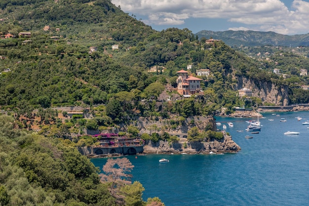 Foto panoramisch overzicht van het kustgebied van portofino en baia cannone vanuit castello brown, italië