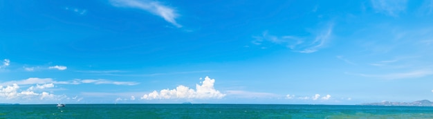 Panoramisch prachtig zeegezicht met blauwe hemel