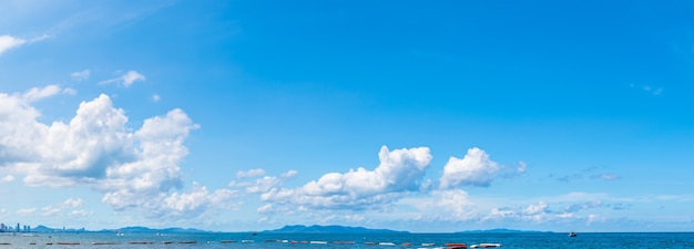 Foto panoramisch prachtig zeegezicht met blauwe lucht en wolken op een zonnige dag
