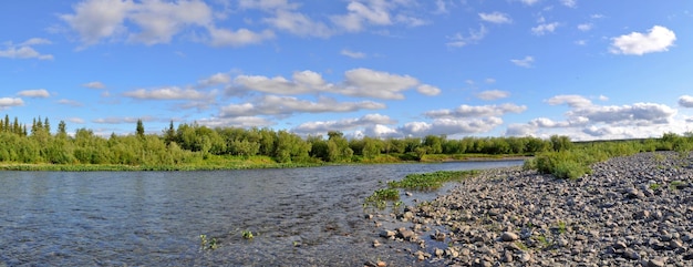 Panoramisch rivierlandschap in de polaire Oeral