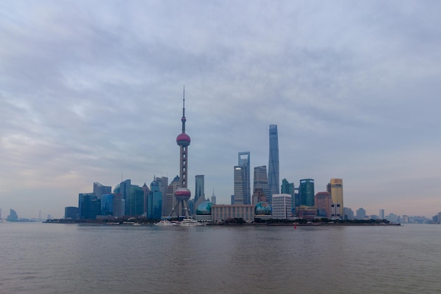 Panoramisch Shanghai Skyline en bewolkte hemel. Lujiazui Financial District en Huangpu-rivier. Uitzicht vanaf de dijk van de Bund. China.