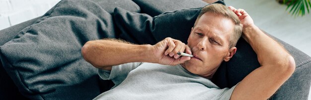 Foto panoramisch shot van een man die blut rookt met medicinale cannabis