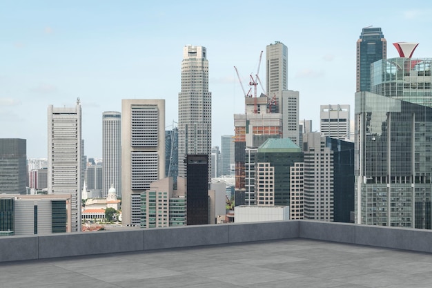 Panoramisch Singapore skyline uitzicht betonnen observatorium dek op dak overdag Aziatische zakelijke en residentiële levensstijl Financiële stad centrum onroerend goed Product display mockup leeg dak